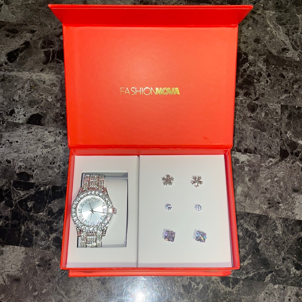 Selling this beautiful watch new with earings